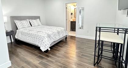 Getaway / Private Suite A,
Tranquility 🏡 close to ✈️ beach, mall, park, zoo