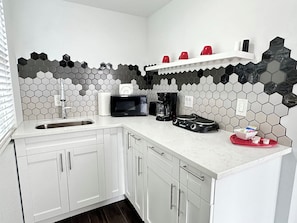 Réfrigérateur, micro-ondes, lave-vaisselle, cafetière/bouilloire