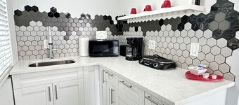 Getaway / Private Suite A, 
Tranquility 🏡 close to ✈️ beach, mall, park, zoo