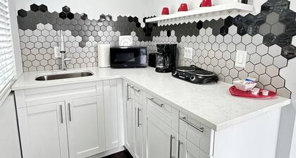 Getaway / Private Suite A,
Tranquility 🏡 close to ✈️ beach, mall, park, zoo