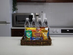 Microondas, horno y placa de cocina