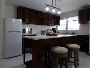 Microondas, horno y placa de cocina