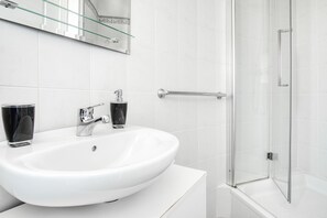 Douche, sèche-cheveux, serviettes fournies