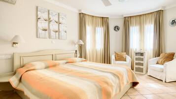 3 slaapkamers, een strijkplank/strijkijzer, gratis wifi, beddengoed