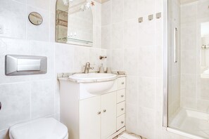 Een douche, een haardroger, handdoeken