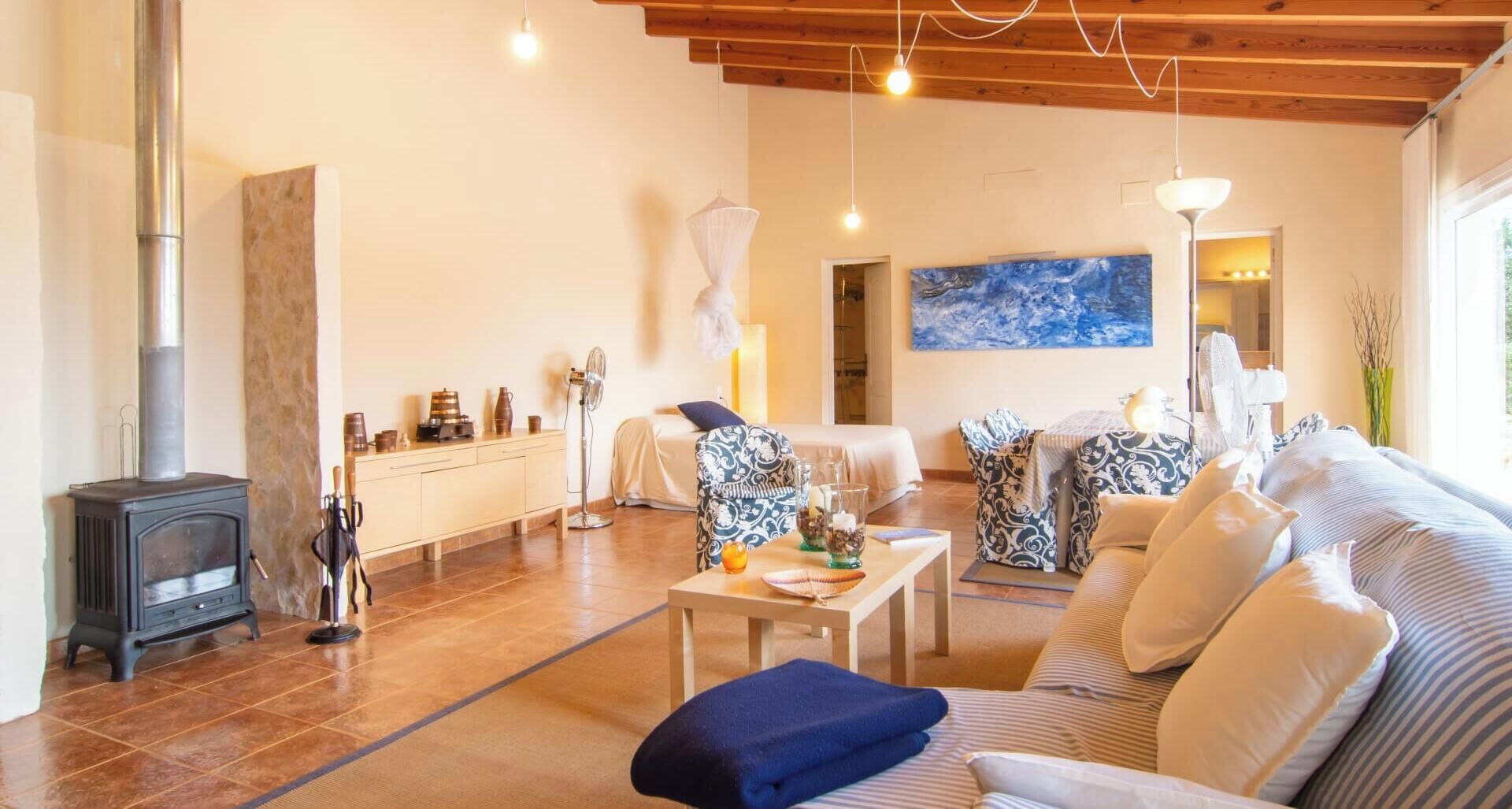 Een televisie en een open haard