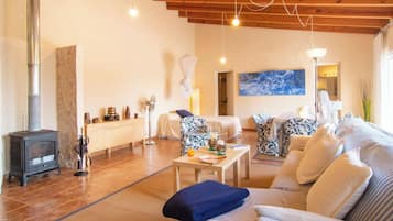 Een televisie en een open haard