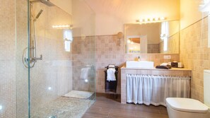 Dusche, Haartrockner, Handtücher