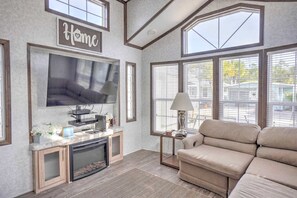 Living area - 447 Marlin Dr. - 1 bedroom & 1 bath with LOFT! Includes Golf Cart! Queen, King 2 twin XL size beds (Panama City Beach)