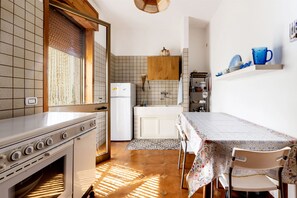 Kjøleskap, ovn, kokeplater og kaffetrakter/tekoker