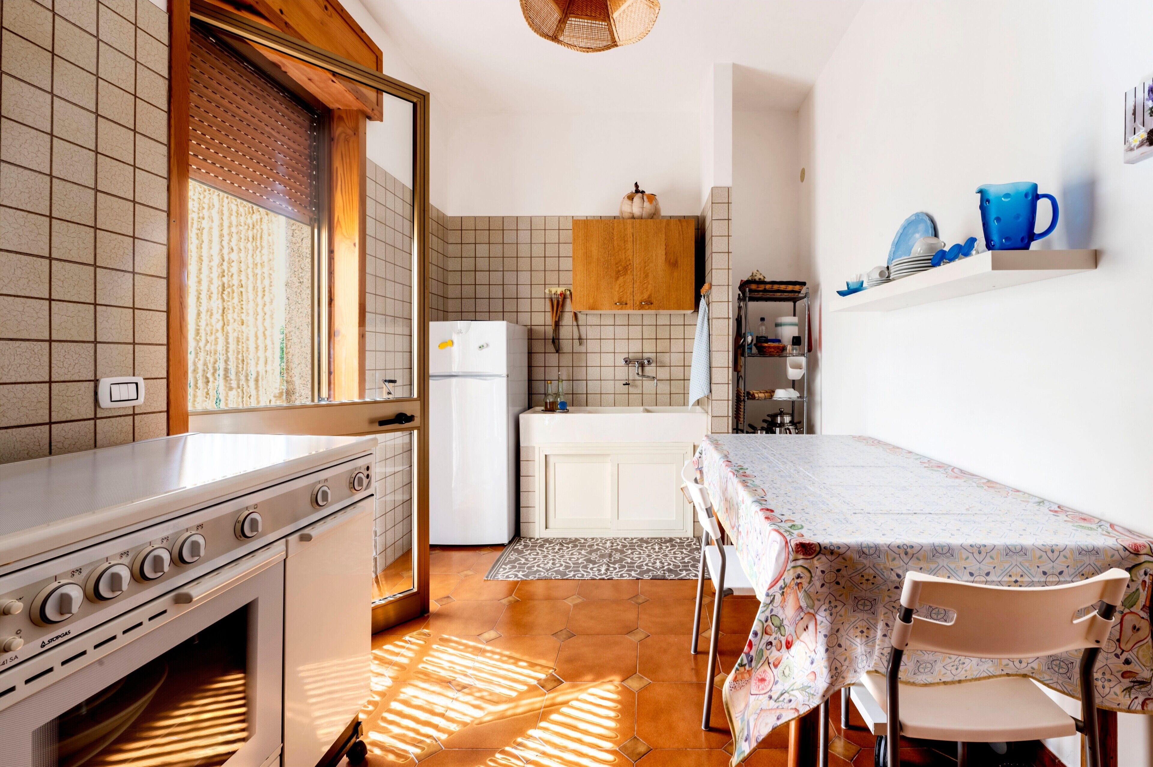 Refrigerador, horno, parrilla de estufa y cafetera y tetera 