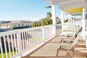 Terrace/patio - New Built Pastel Paradise - Pink Pelican Perch 2 Bedrooms 2 Baths Sleeps 6 (Galveston)