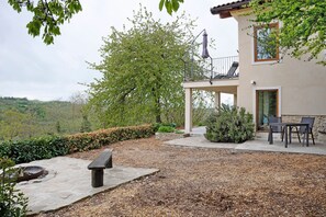 Outdoor dining - Holiday Home 'Casa Rea' with Mountain View, Private Terrace and Wi-Fi (Murazzano CN)