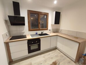 Fridge, microwave, oven, stovetop - Holiday Apartment "T2 Parking À Formiguères" with Mountain View & Private Terrace (Formiguères)