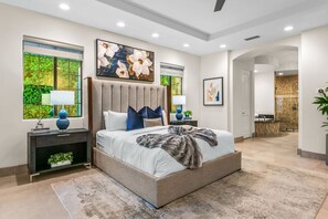 5 slaapkamers, een bureau, een strijkplank/strijkijzer, reisbedje