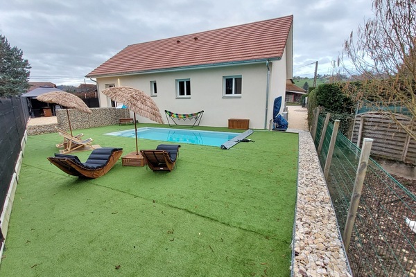 Piscine avec espace détente, table pour enfant avec bac à jeux.