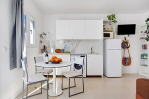 Køleskab, mikrobølgeovn, kogeplade, kaffe-/temaskine