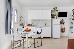 Kjøleskap, mikrobølgeovn, kokeplater og kaffetrakter/tekoker