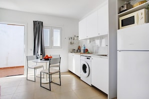 Réfrigérateur, micro-ondes, plaque de cuisson, cafetiÚre/bouilloire