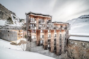 Un hôtel à plusieurs étages doté d’une architecture originale, avec des éléments décoratifs en bois et des balcons.