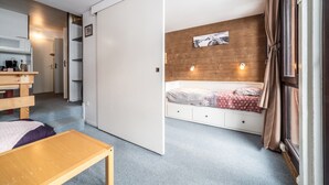 Un dormitorio con cama, mesita de noche y armario.