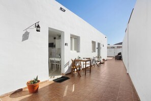 Outdoor dining - Vacation Apartment 'Casa Tomás B' with Sea View, Shared Pool and Wi-Fi (Villaverde)