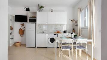 Frigorífico, microondas, placa de cocina y cafetera o tetera