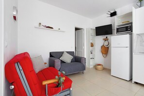 TV - Vacation Apartment 'Casa Tomás B' with Sea View, Shared Pool and Wi-Fi (Villaverde)