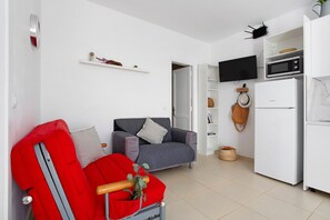 TV - Holiday Apartment 'Casa Tomás B' with Sea View, Shared Pool and Wi-Fi (Villaverde)