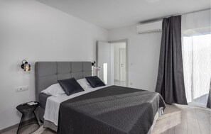 4 bedrooms, iron/ironing board, travel cot, free WiFi - Beach front home in Smrika (Smrika)