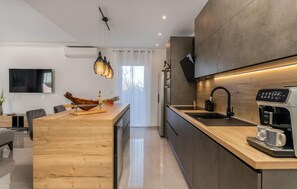 Frigorífico, microondas, horno y placa de cocina