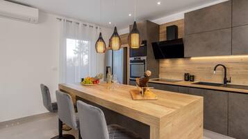 Fridge, oven, stovetop, dishwasher