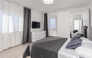 4 habitaciones, tabla de planchar con plancha y cuna de viaje 
