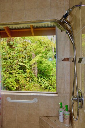 مجففات شعر، مناشف، صابون، شامبو