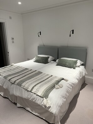 3 habitaciones, tabla de planchar con plancha, wifi y ropa de cama 