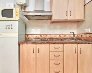 Jääkaappi, mikroaaltouuni, liesi, kahvin-/teenkeitin