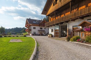 Exterior - Apartment 'Stoffnerhof Sonnenblume' with Mountain View, Shared Garden and Wi-Fi (Monguelfo-Tesido)