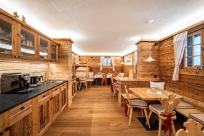 Dining - Apartment 'Stoffnerhof Sonnenblume' with Mountain View, Shared Garden and Wi-Fi (Monguelfo-Tesido)