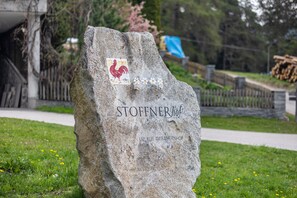 Exterior detail - Apartment 'Stoffnerhof Sonnenblume' with Mountain View, Shared Garden and Wi-Fi (Monguelfo-Tesido)