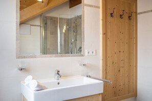 Regadera, amenidades de baño gratuitas, secadora de cabello, toallas 