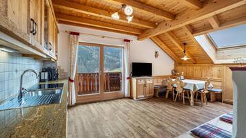 KĂŒhlschrank, Mikrowelle, Ofen, Herdplatte