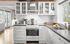 Réfrigérateur, plaque de cuisson, lave-vaisselle, cafetière/bouilloire