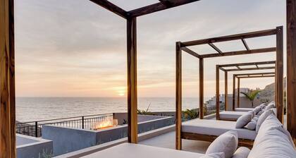 Luxury Oceanfront Condo w/ Pool, Cabanas, Gym and Steam Rooms