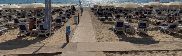 Una spiaggia nelle vicinanze