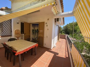 Outdoor dining - Holiday Home "Kastalia - La Relax" with Sea View, Shared Pool and Wi-Fi (Ragusa)