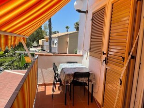 Outdoor dining - Holiday Home "Kastalia - Blu" with Sea View, Shared Pool and Wi-Fi (Ragusa)