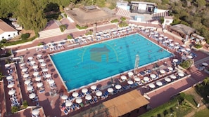 An aerial view of a resort with a large swimming pool surrounded by sun loungers and umbrellas. - Holiday Home "Kastalia - Blu" with Sea View, Shared Pool and Wi-Fi (Ragusa)