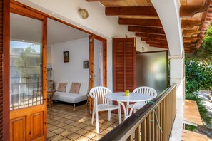 Outdoor dining - Holiday Apartment "Mhm 2" with Balcony & Wi-Fi (Cala Ratjada)