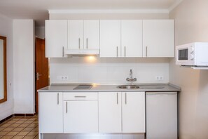 Kühlschrank, Mikrowelle, Herdplatte, Wasserkocher mit Kaffee-/Teezubehör