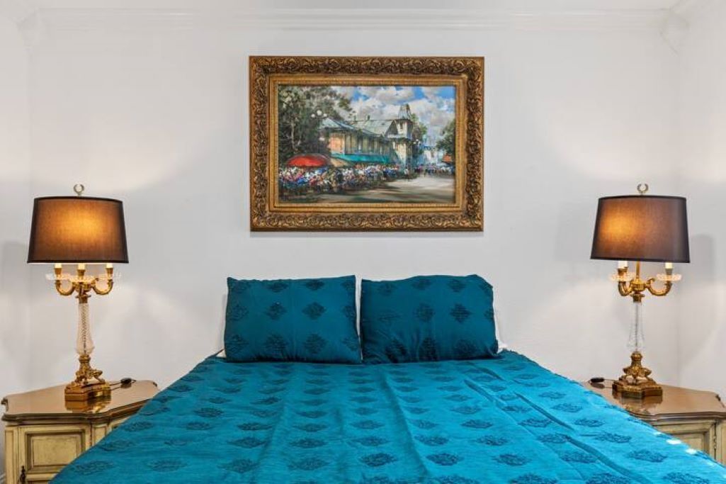Cozy Comfortable Classic Oaklawn Apartment